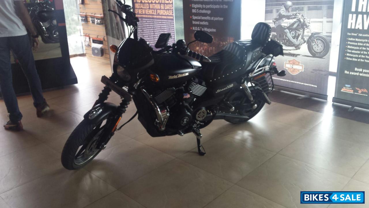 Matt Black Harley Davidson Street 750
