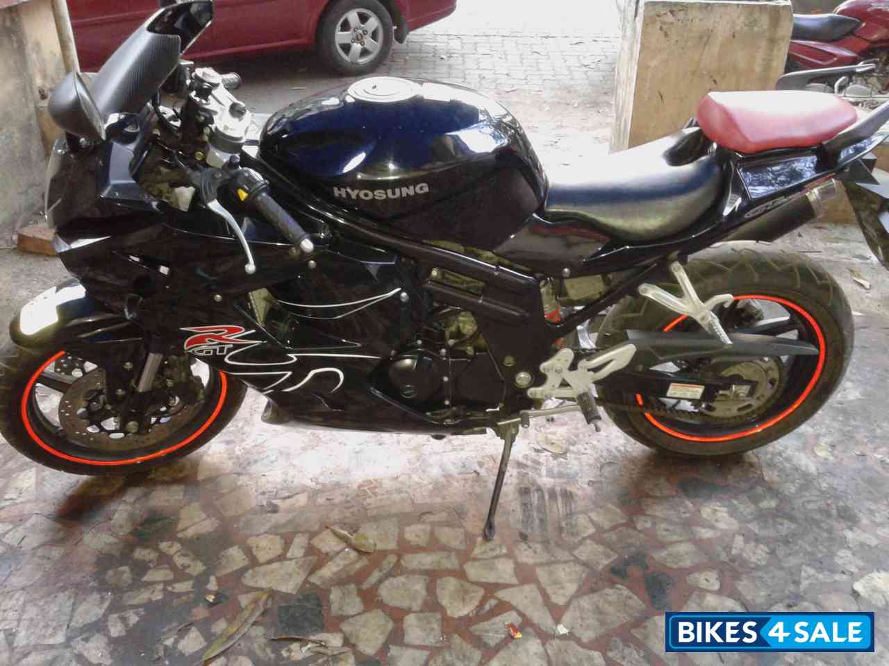 Black Hyosung GT650R