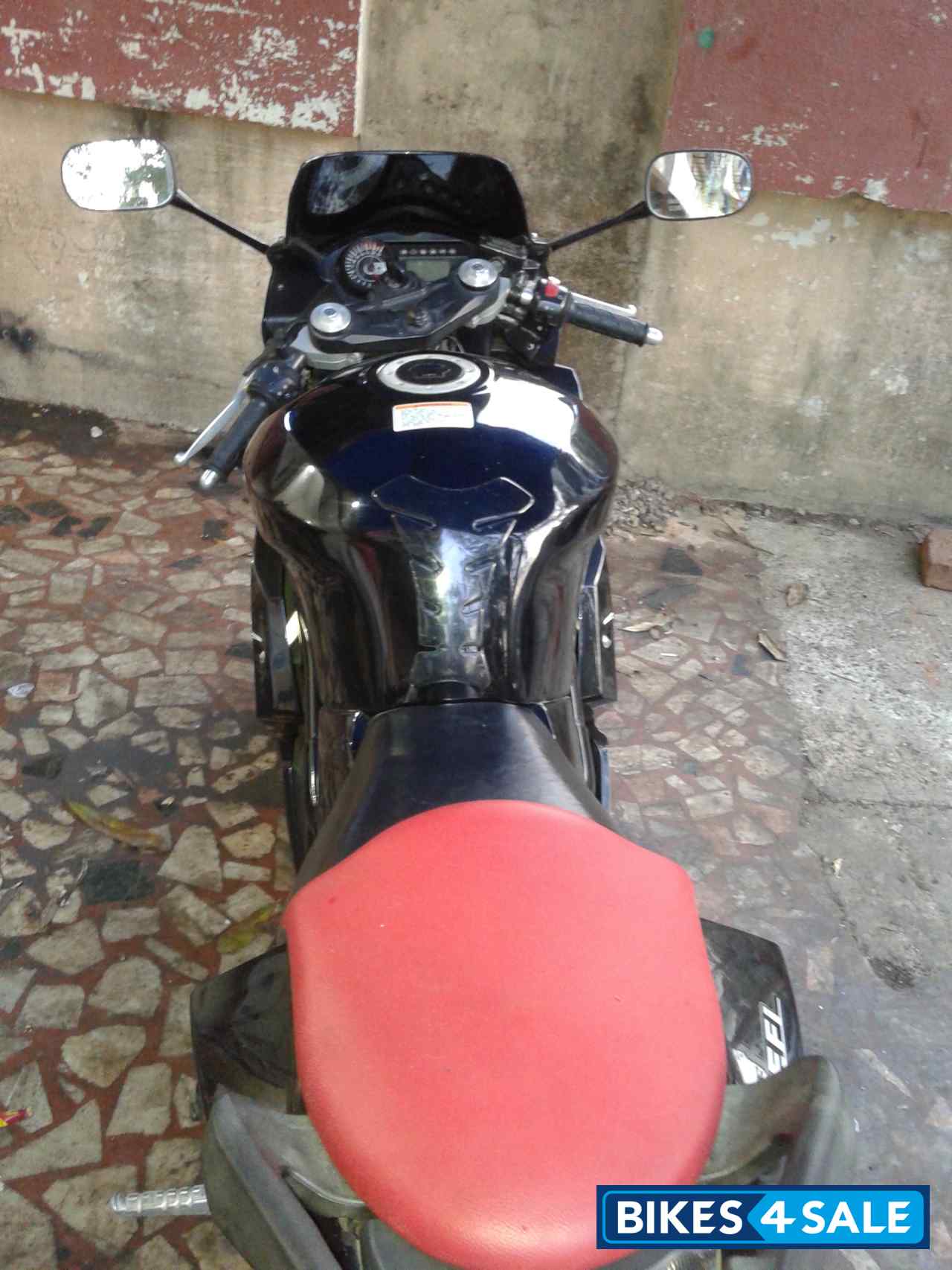 Black Hyosung GT650R