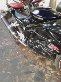 Black Hyosung GT650R