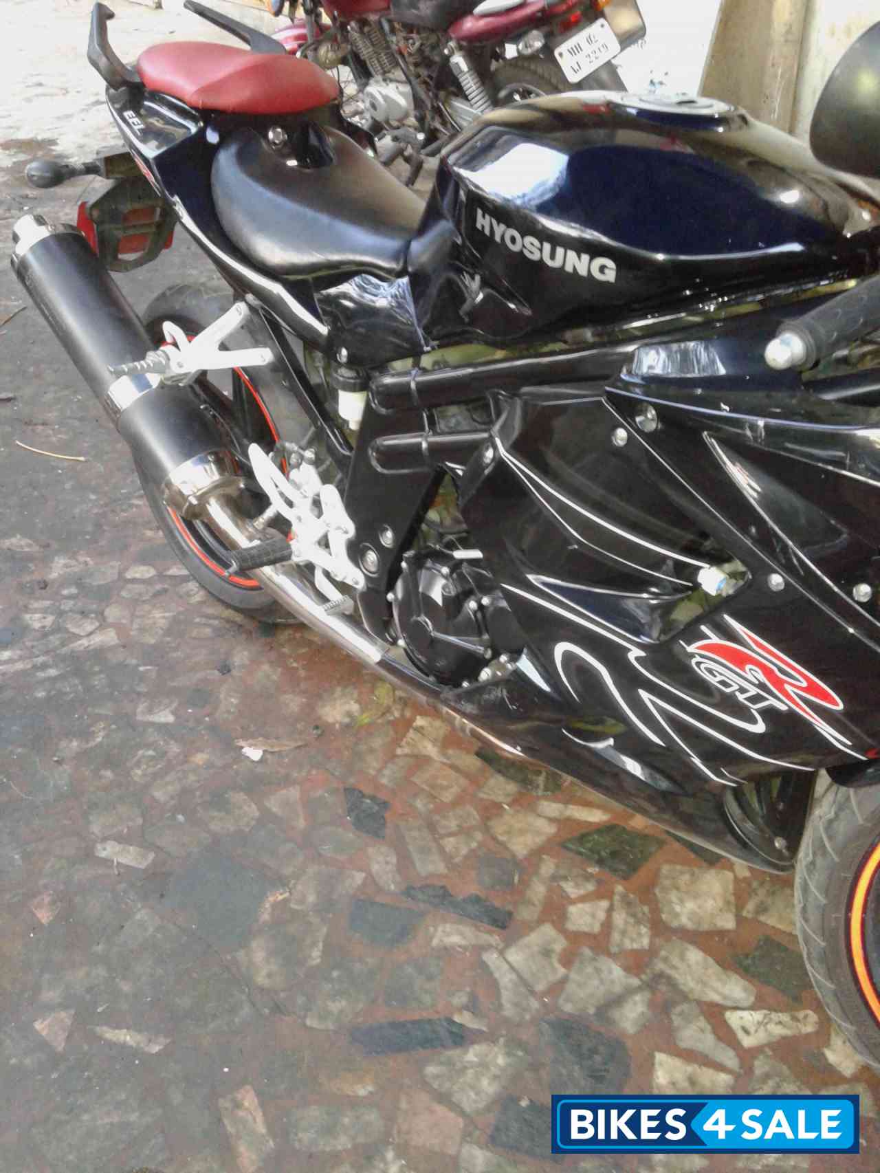 Black Hyosung GT650R