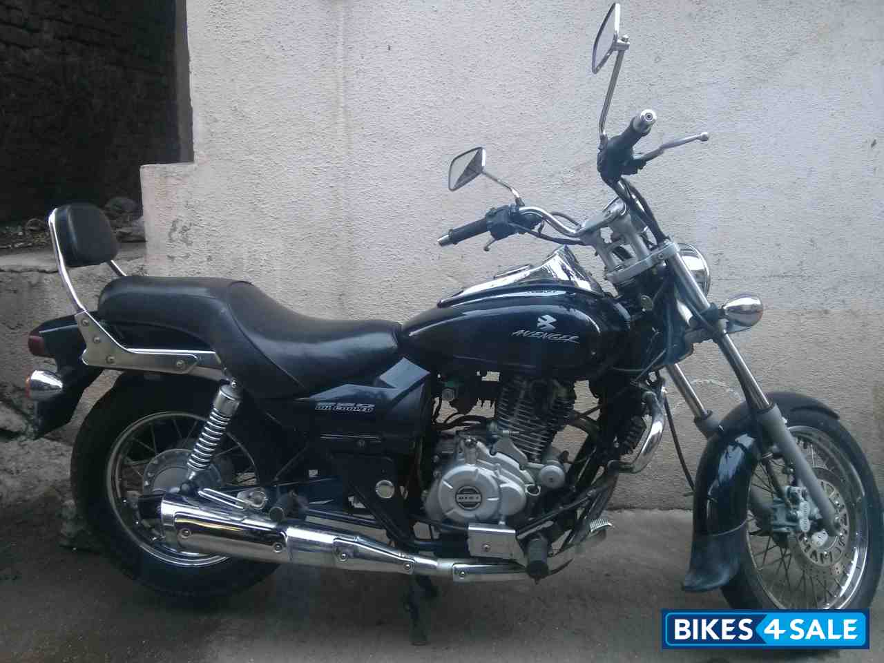 Black Bajaj Avenger 220 DTS-i