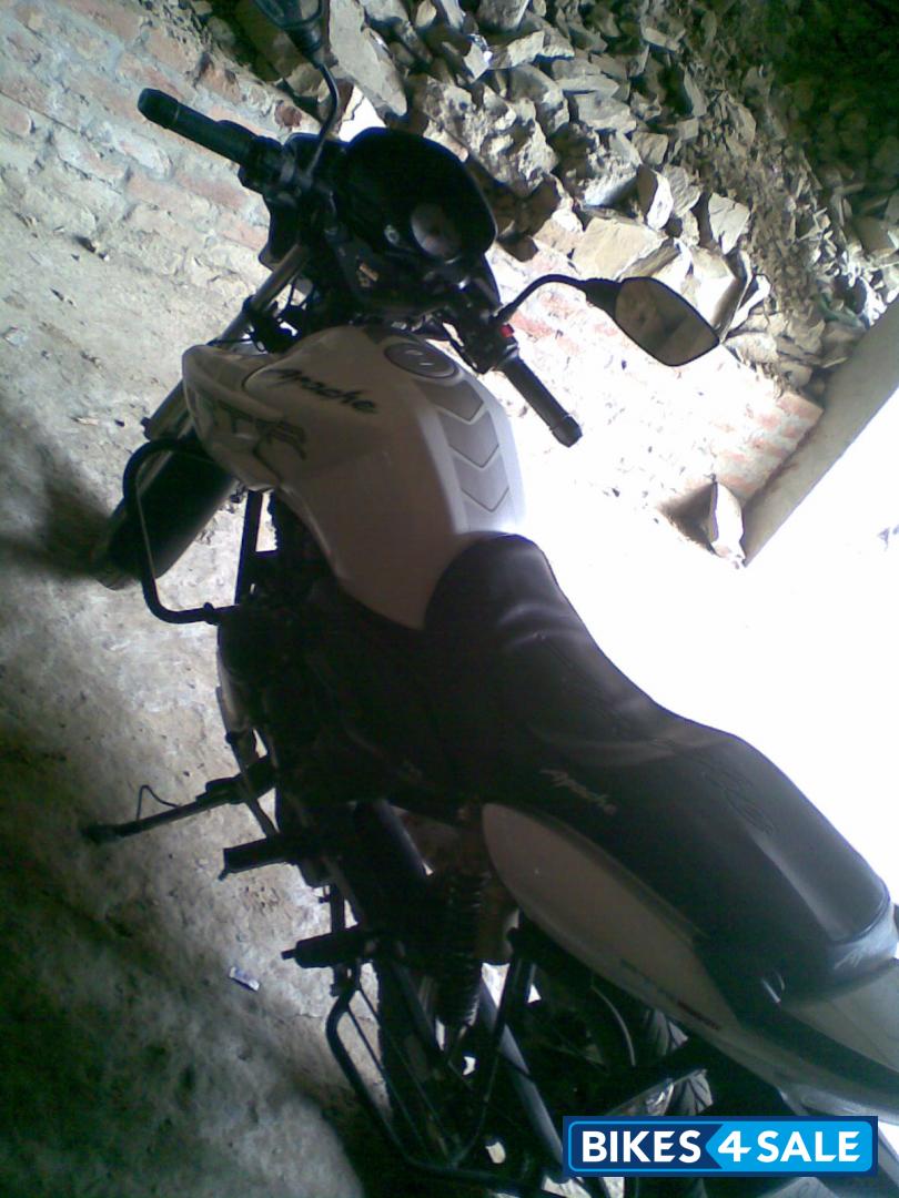 Pearl White TVS Apache RTR 180