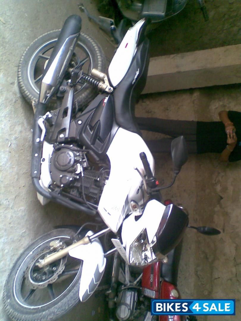 Pearl White TVS Apache RTR 180