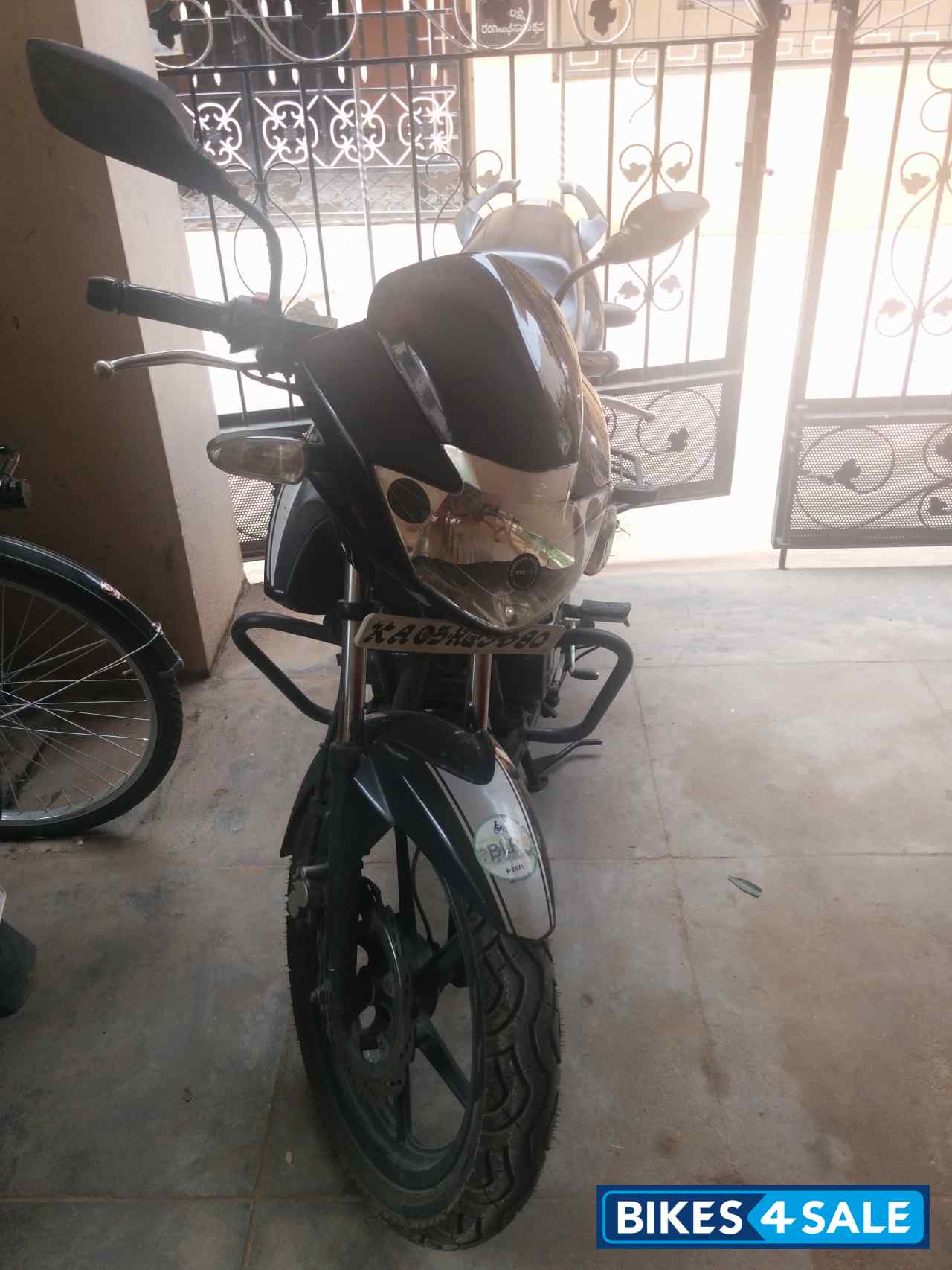 Black TVS Apache RTR 160