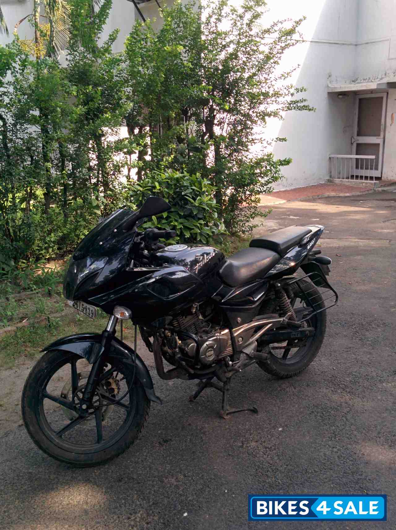 Black Bajaj Pulsar 220 DTSi