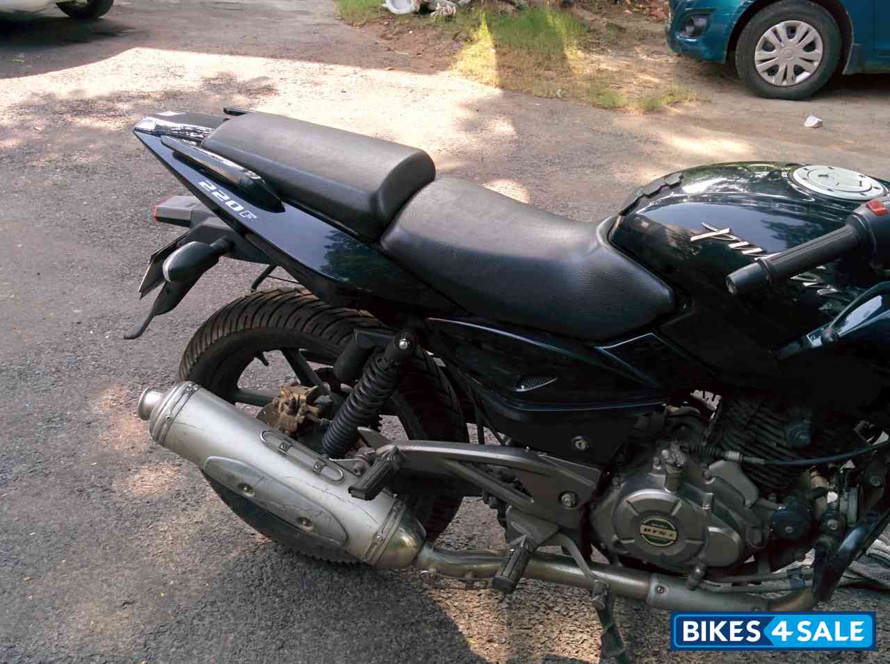 Black Bajaj Pulsar 220 DTSi