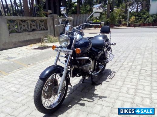 Black Bajaj Avenger 220 DTS-i