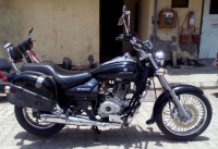 Black Bajaj Avenger 220 DTS-i