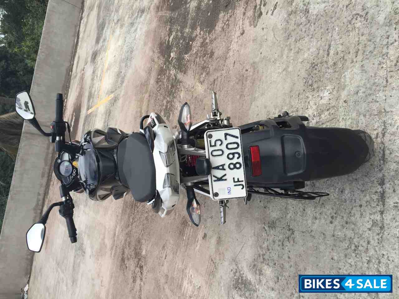 Metallic White Bajaj Pulsar 200 NS Metallic White Bajaj Pulsar 200 NS