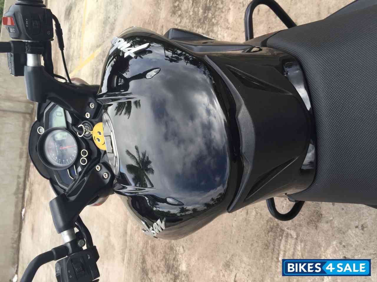 Metallic White Bajaj Pulsar 200 NS Metallic White Bajaj Pulsar 200 NS