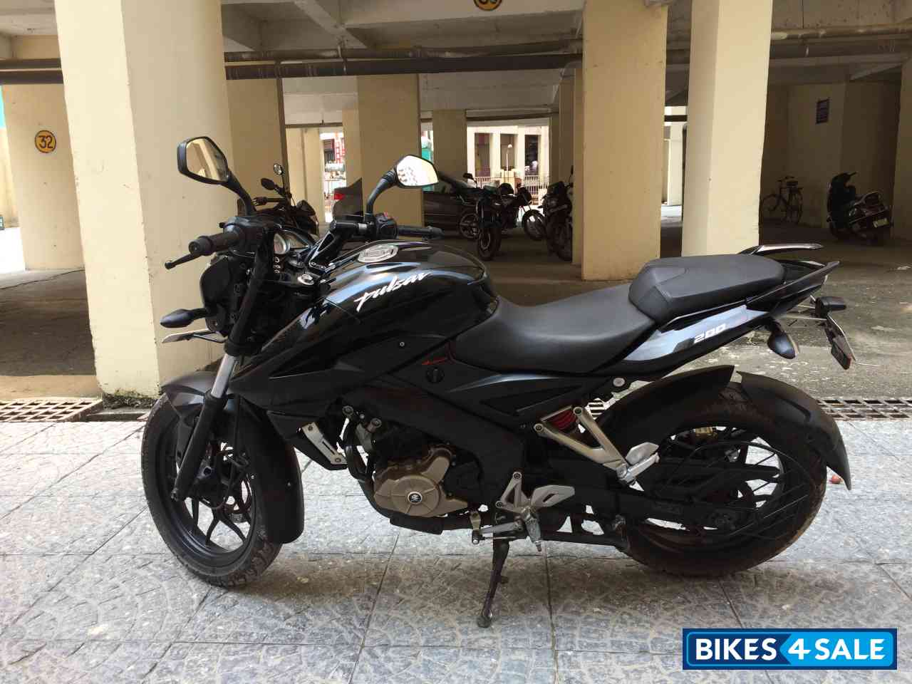 Black Bajaj Pulsar 200 NS