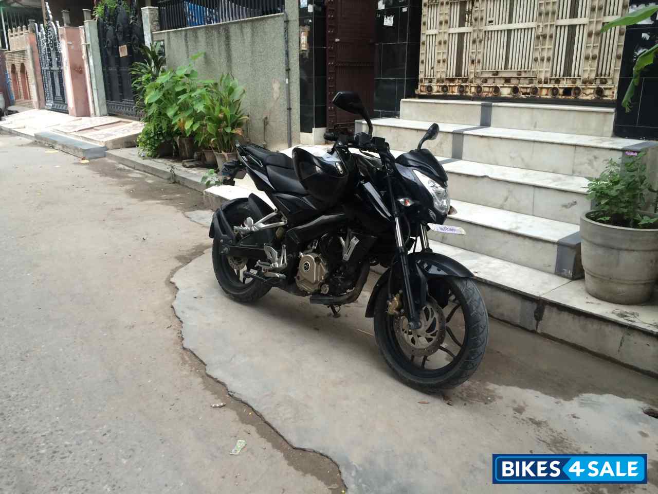 Black Bajaj Pulsar 200 NS