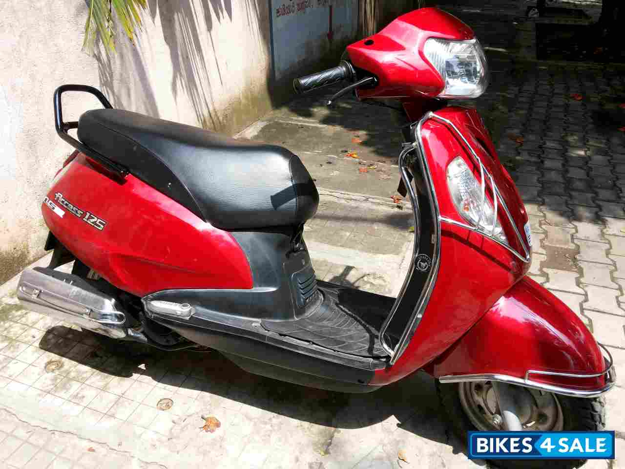 Red Suzuki Access 125