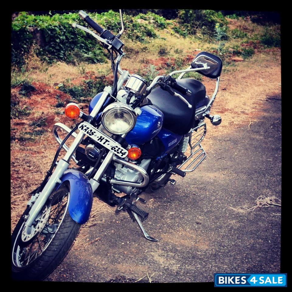 Blue Bajaj Avenger 220 DTS-i