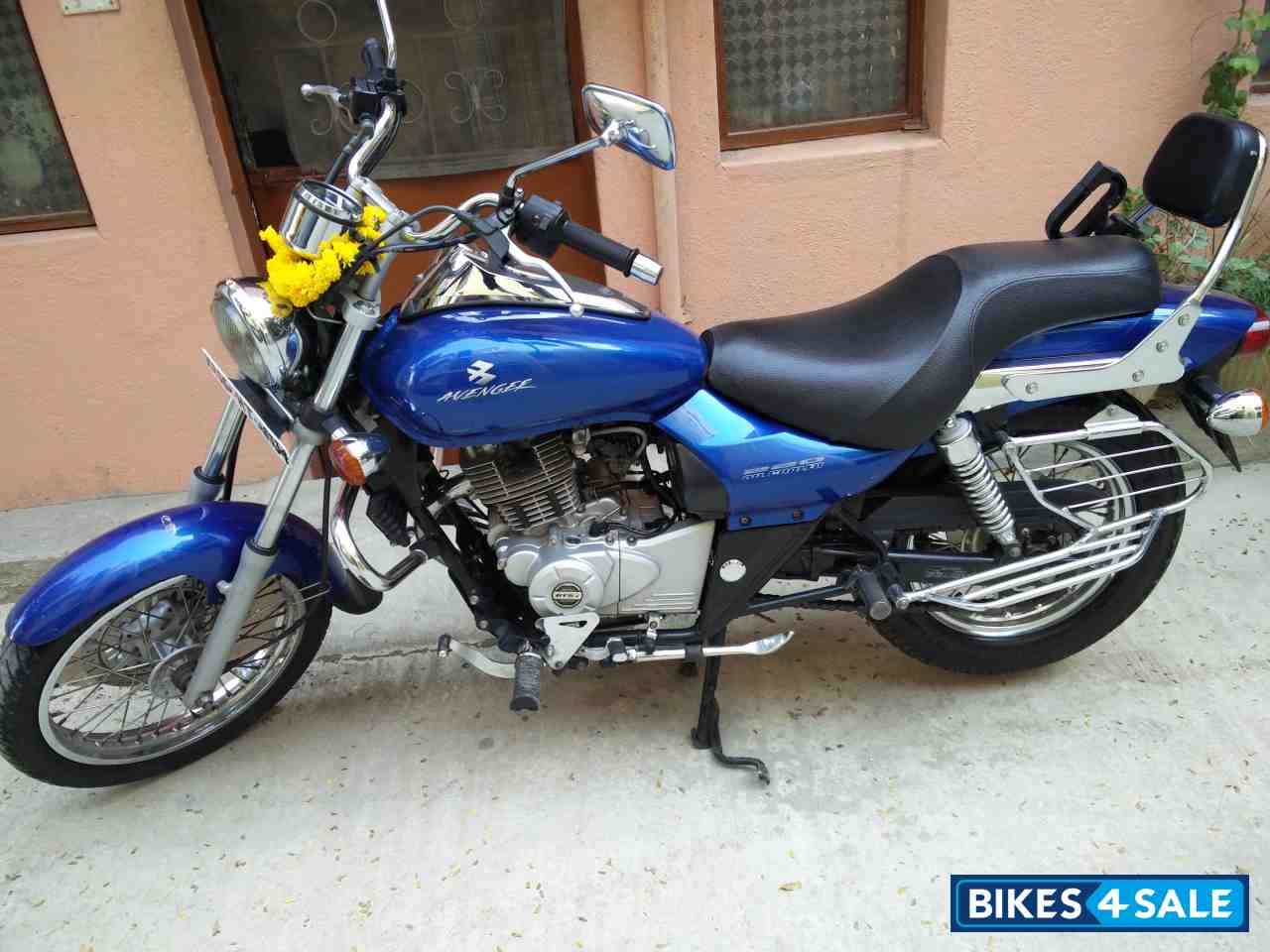 Blue Bajaj Avenger 220 DTS-i
