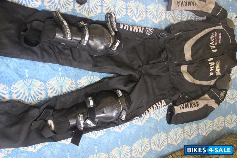 Black Yamaha YZF R15