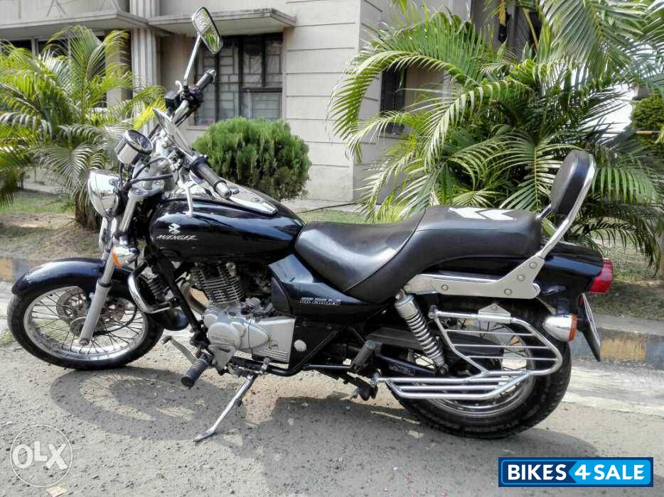 Black Bajaj Avenger 220 DTS-i