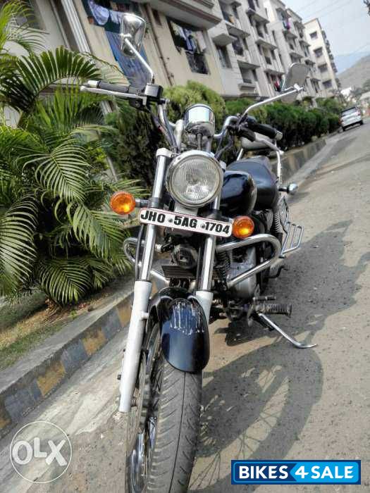 Black Bajaj Avenger 220 DTS-i
