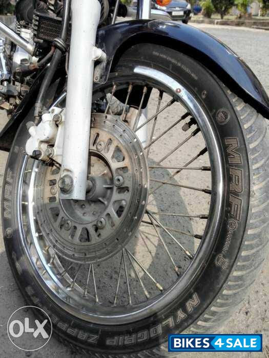 Black Bajaj Avenger 220 DTS-i