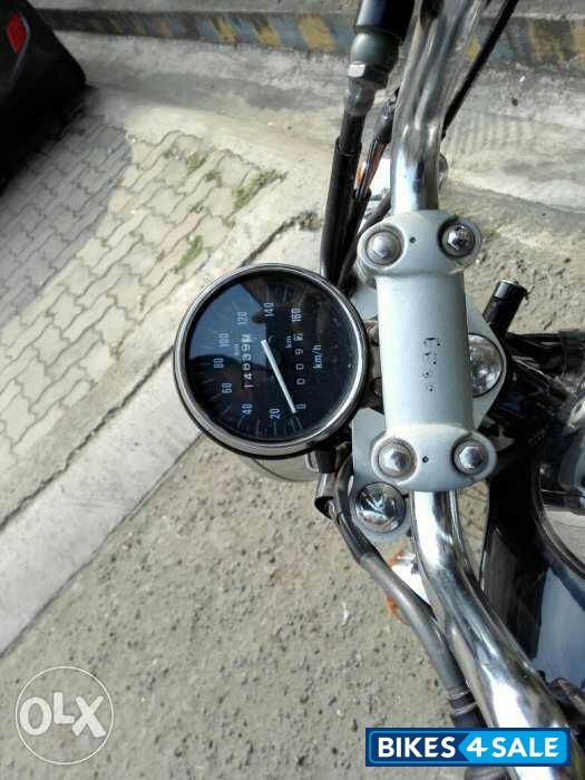 Black Bajaj Avenger 220 DTS-i