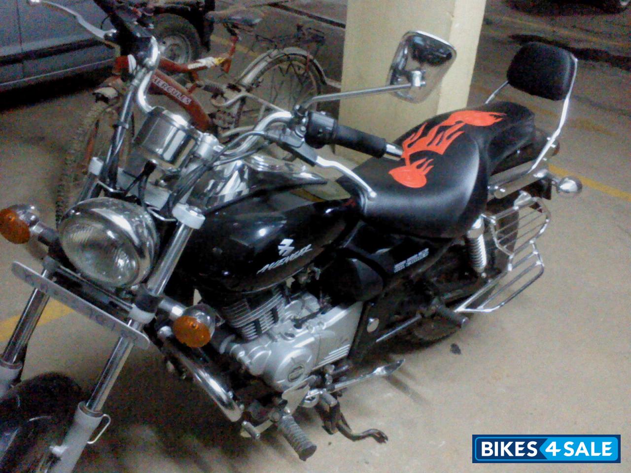 Black Bajaj Avenger 220 DTS-i