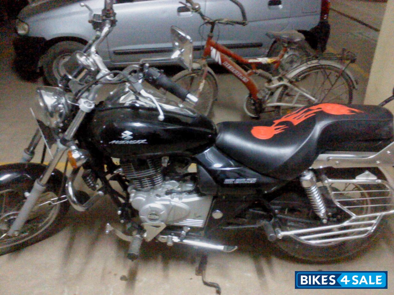 Black Bajaj Avenger 220 DTS-i