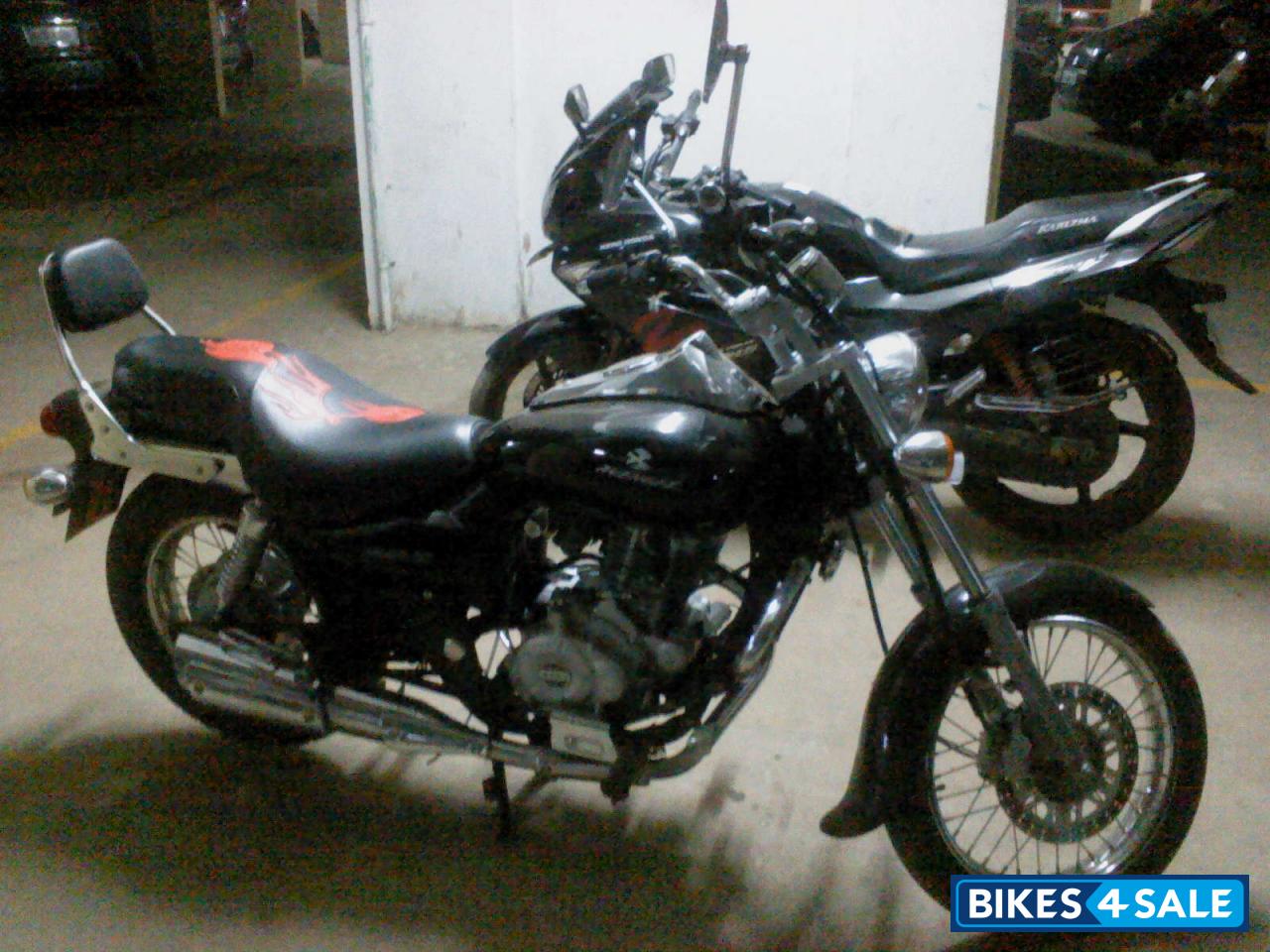 Black Bajaj Avenger 220 DTS-i