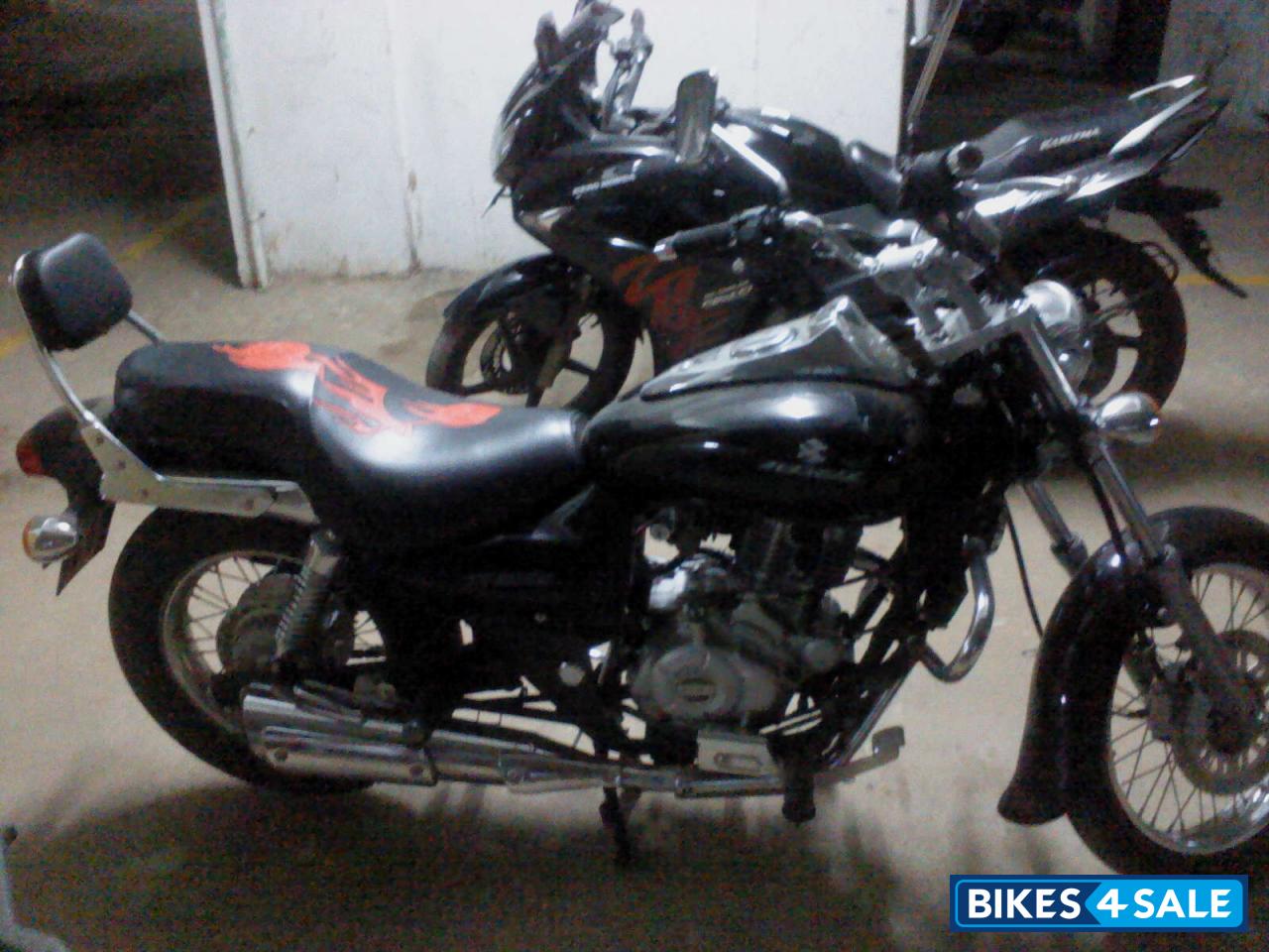 Black Bajaj Avenger 220 DTS-i