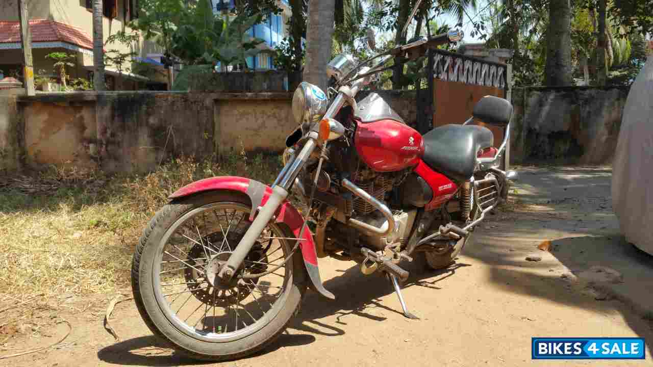 Red Bajaj Avenger 220 DTS-i