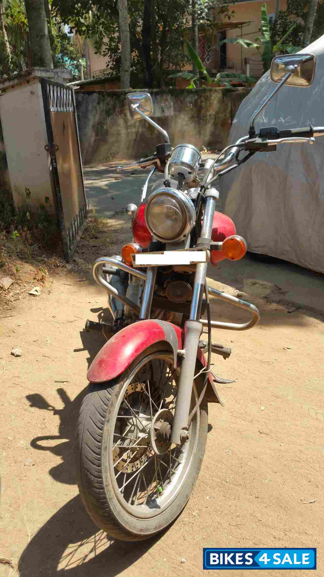 Red Bajaj Avenger 220 DTS-i