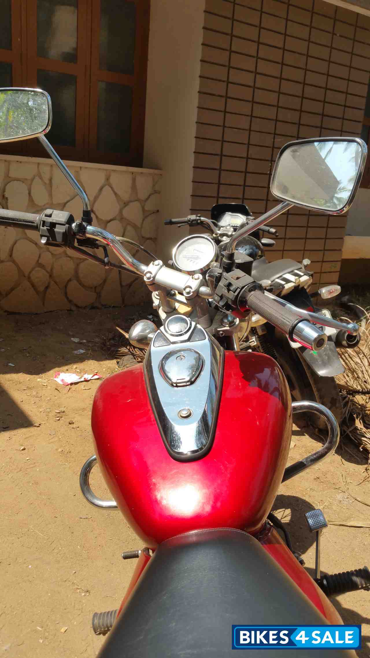 Red Bajaj Avenger 220 DTS-i