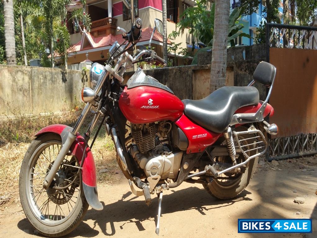 Red Bajaj Avenger 220 DTS-i