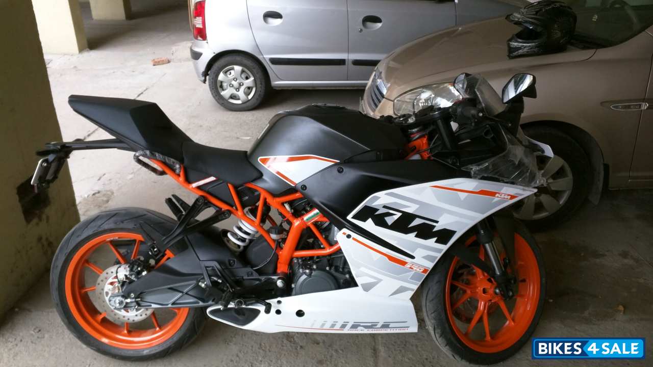 Black & White KTM RC 390