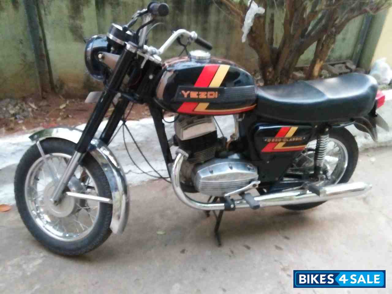 yezdi bike black