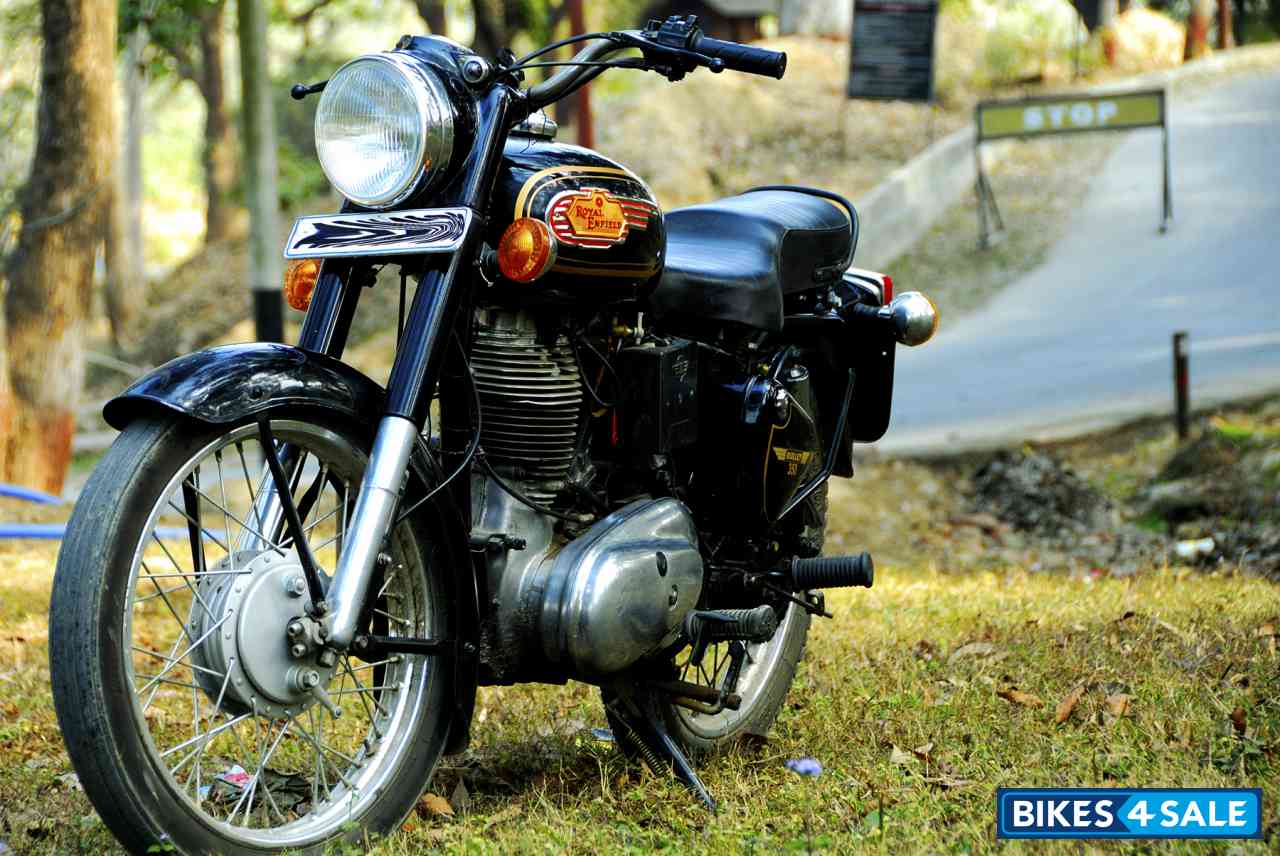 Black Royal Enfield Bullet Standard 350