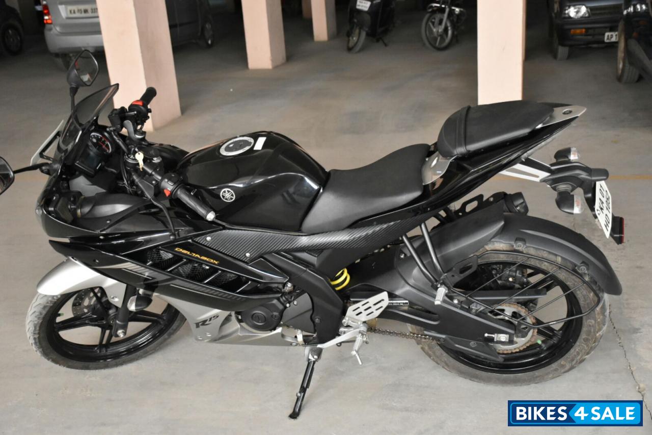 Black Yamaha YZF R15 V2 Black Yamaha YZF R15 V2