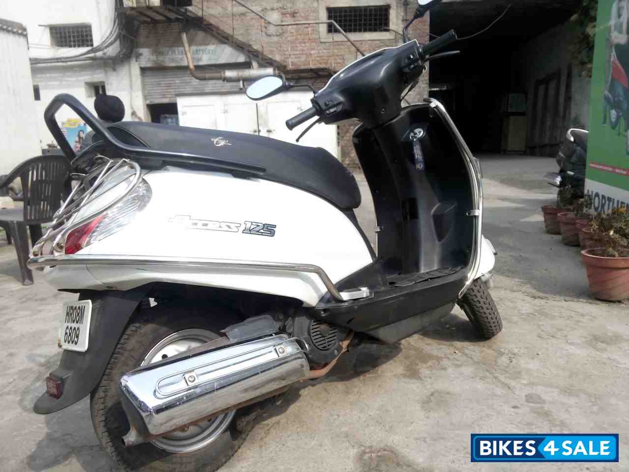 White Suzuki Access 125