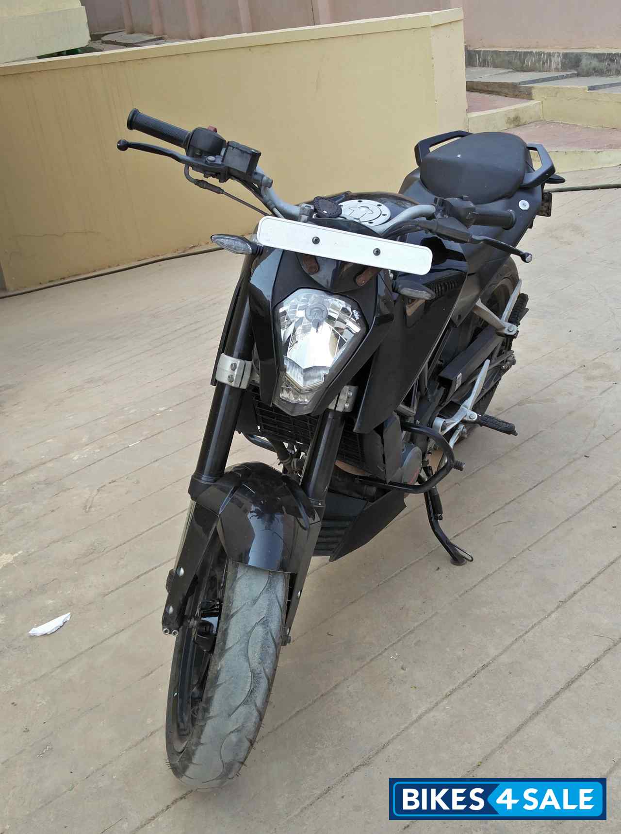 Black KTM Duke 200