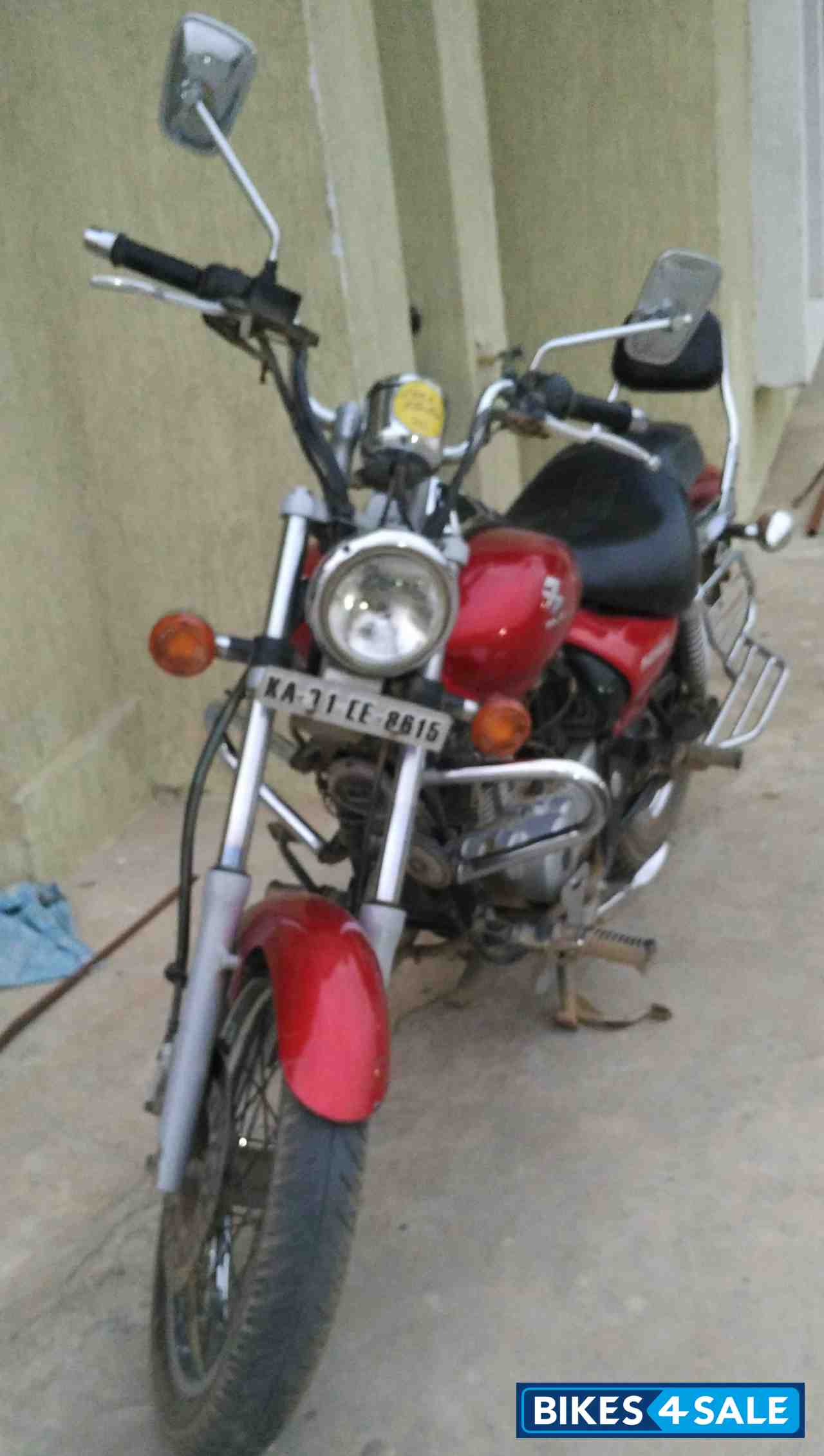 Red Bajaj Avenger 180 DTS-i
