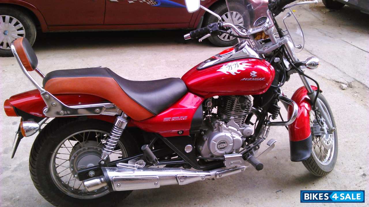 Red Bajaj Avenger 220 DTS-i