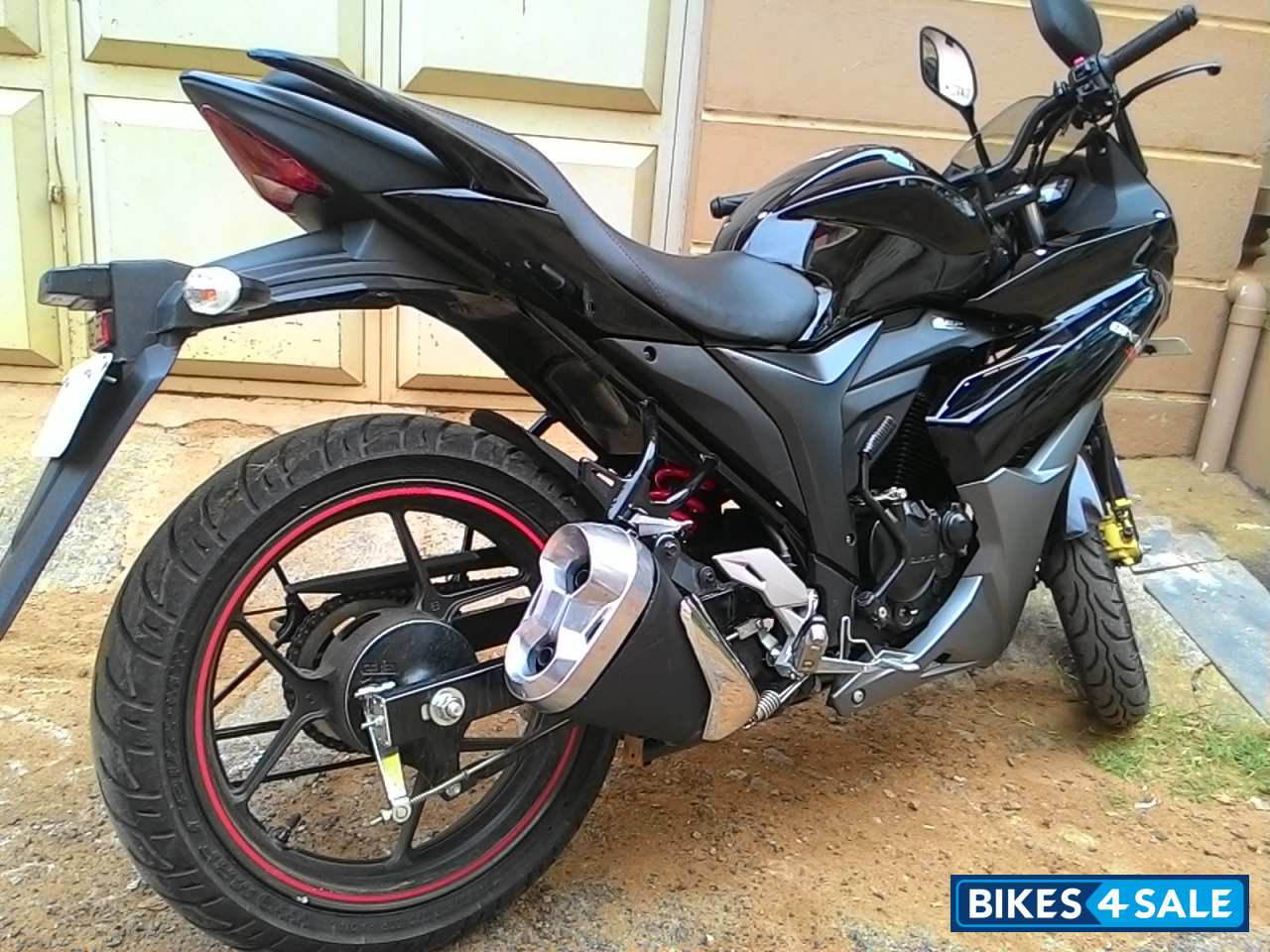 Black Suzuki Gixxer SF