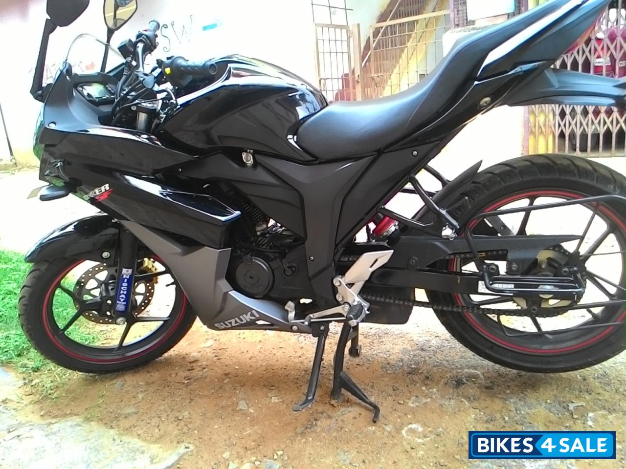 Black Suzuki Gixxer SF Black Suzuki Gixxer SF