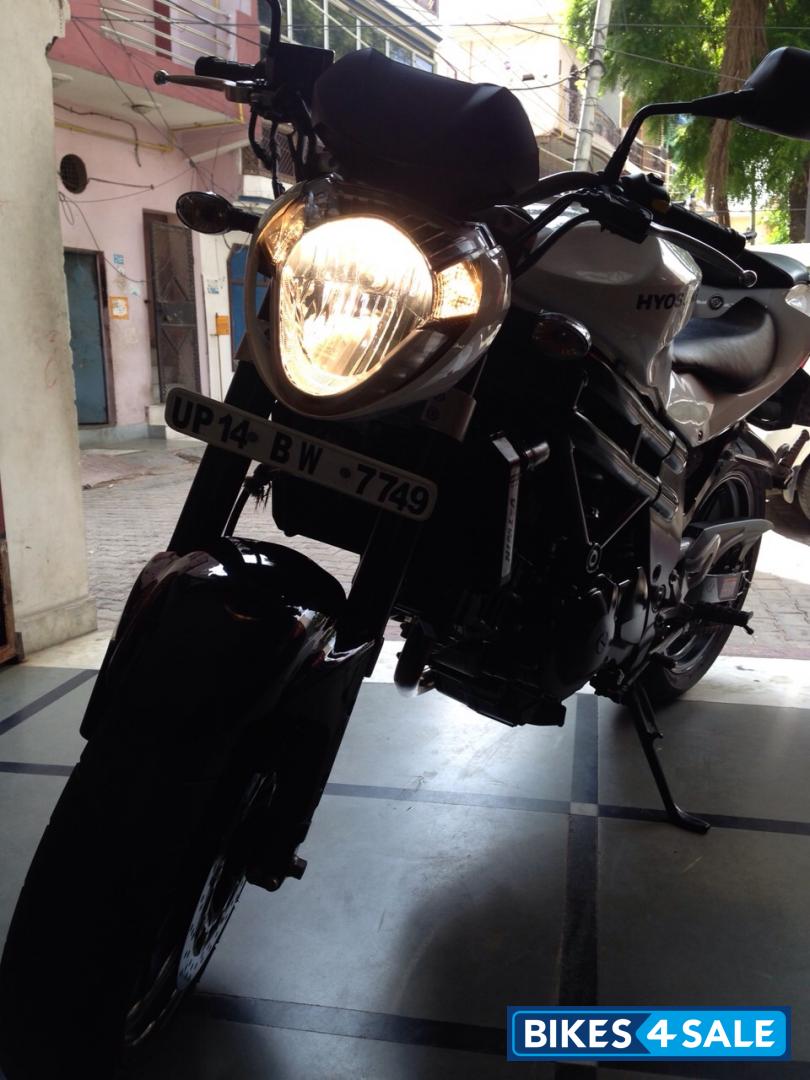 White Hyosung GT650N