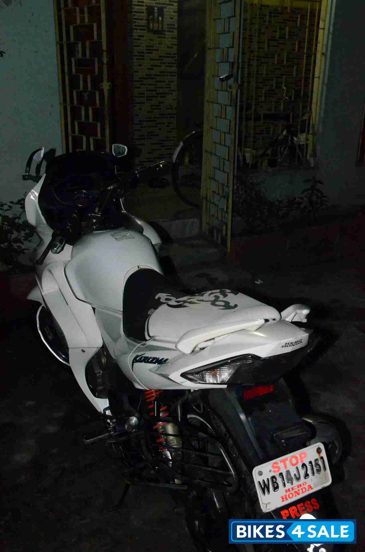 White Hero Karizma ZMR