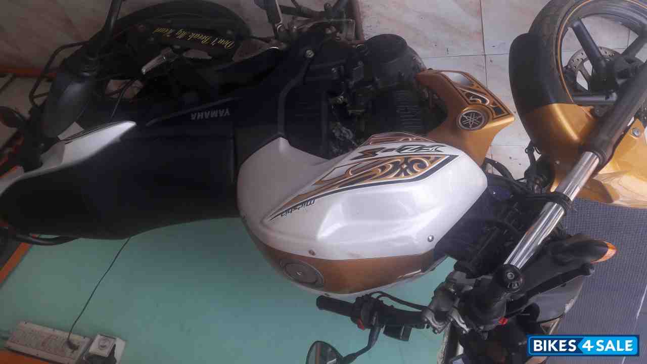 White Yamaha FZ-S White Yamaha FZ-S