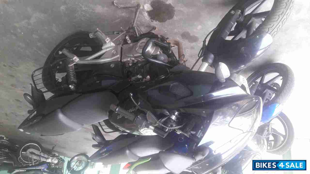 Black Bajaj Pulsar 220 DTSi