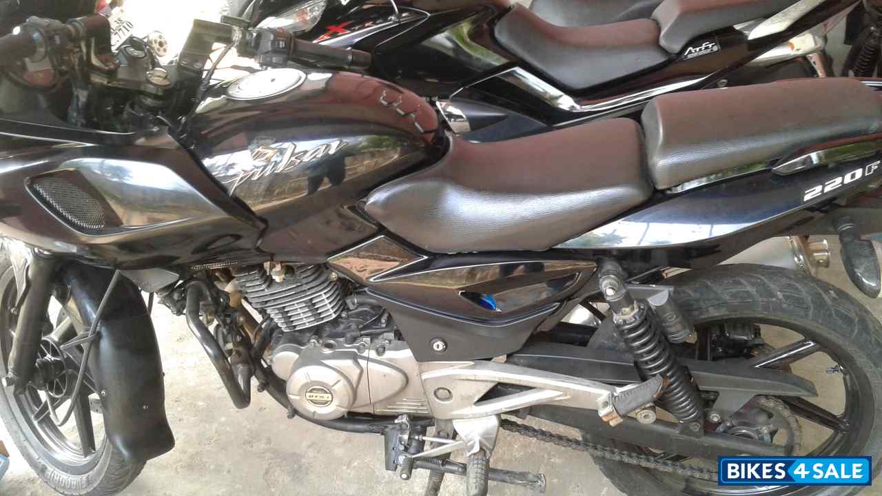Black Bajaj Pulsar 220 DTSi