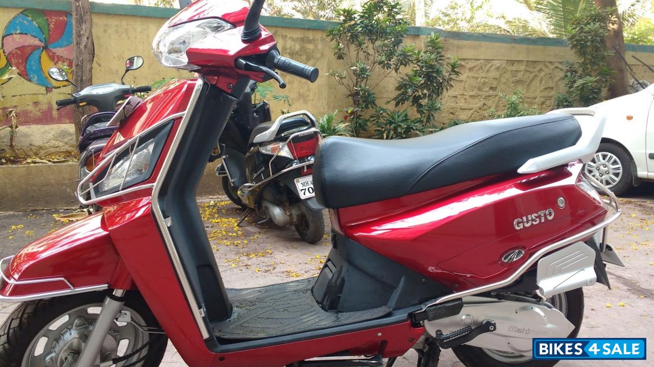 Red Mahindra Gusto
