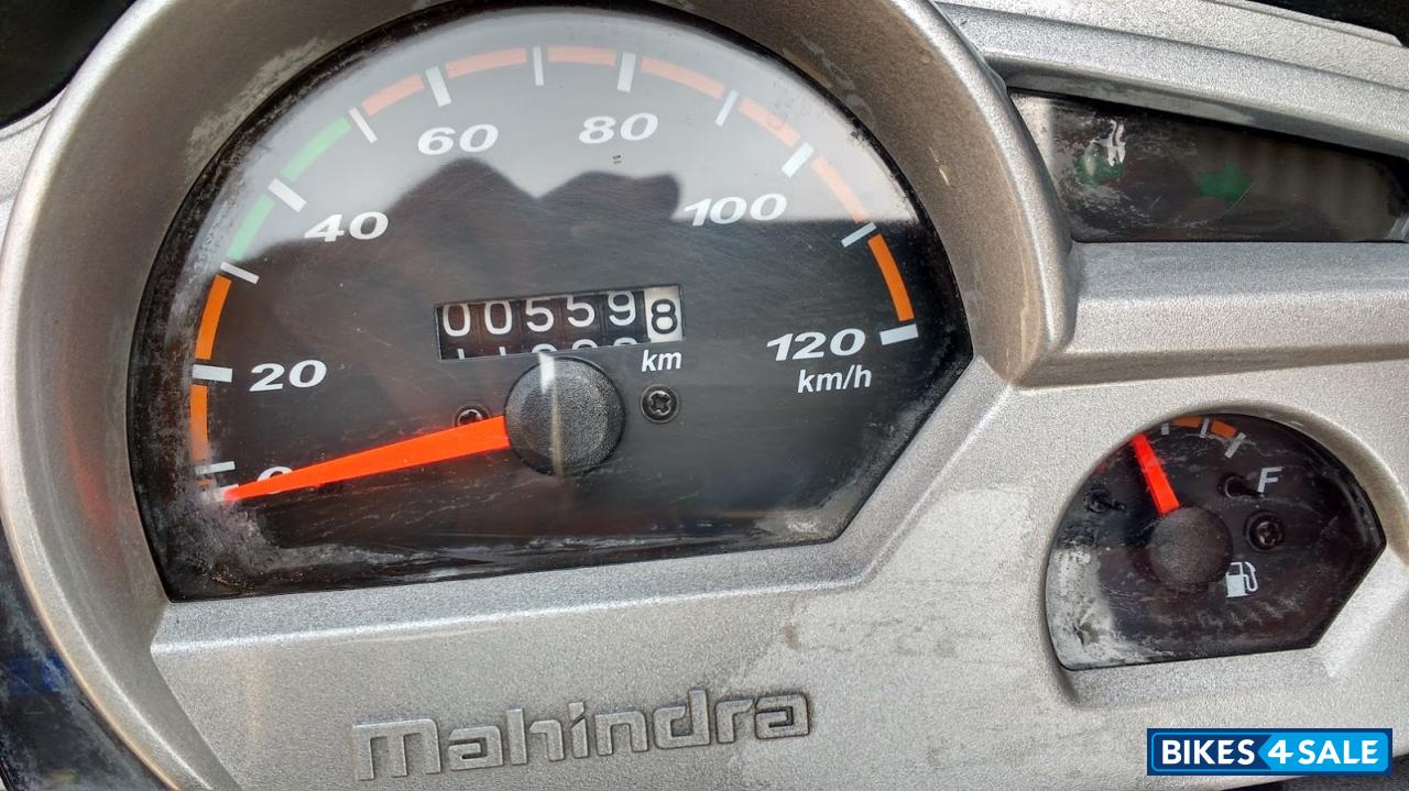 Red Mahindra Gusto